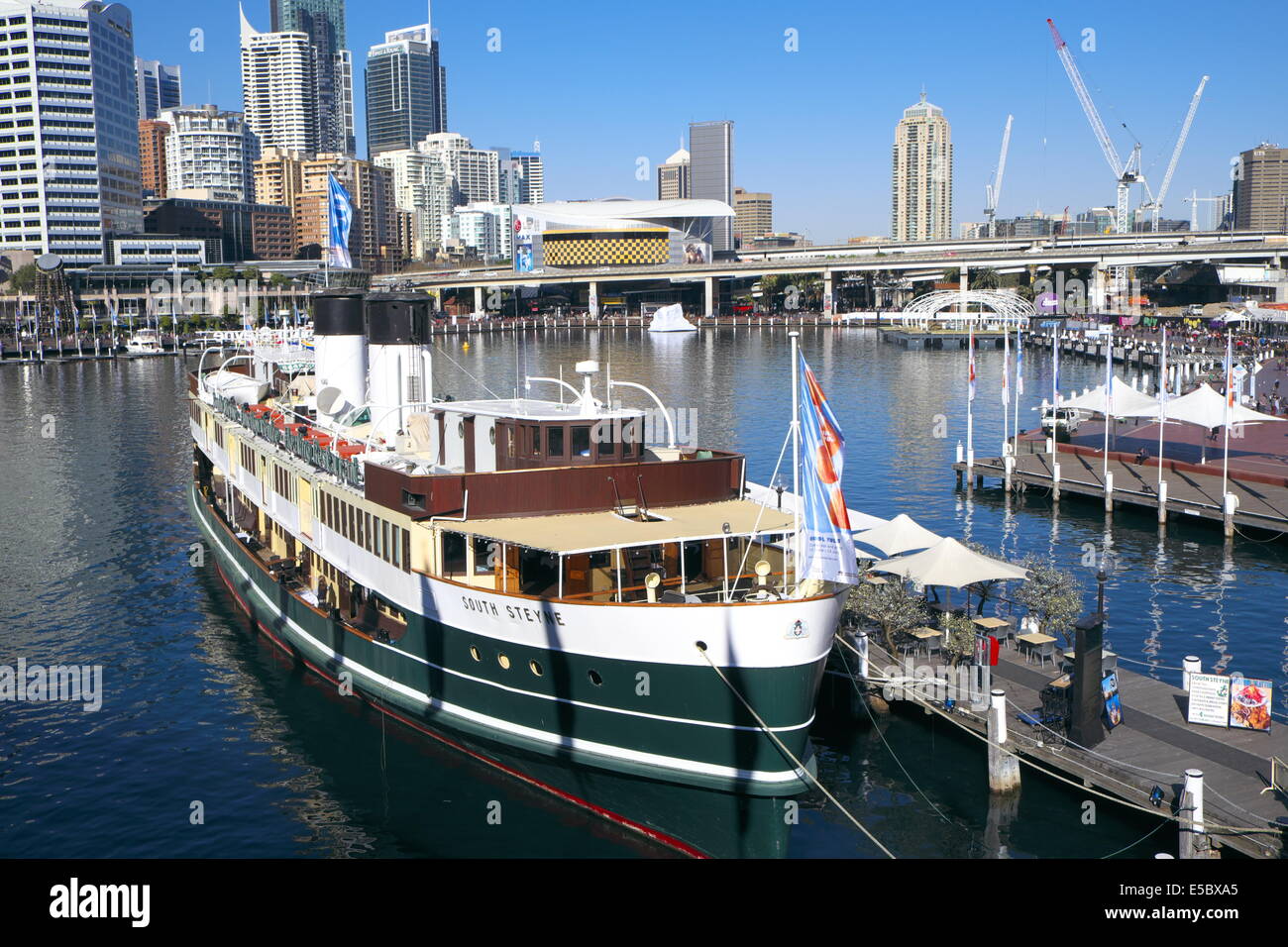South Steyne restaurant flottant à Darling Harbour, Sydney, Australie. Ce bateau a été construit en 1938 et était le Ferry Manly Banque D'Images