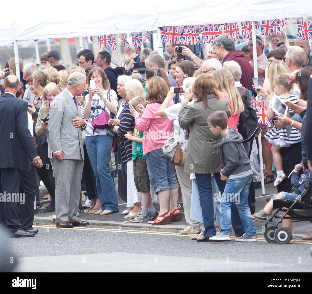 Le prince Charles lors d'une visite à Looe, Cornwall dans Cammila avec duchesse de Cornwall pour nommer un nouveau ponton dans le port Banque D'Images