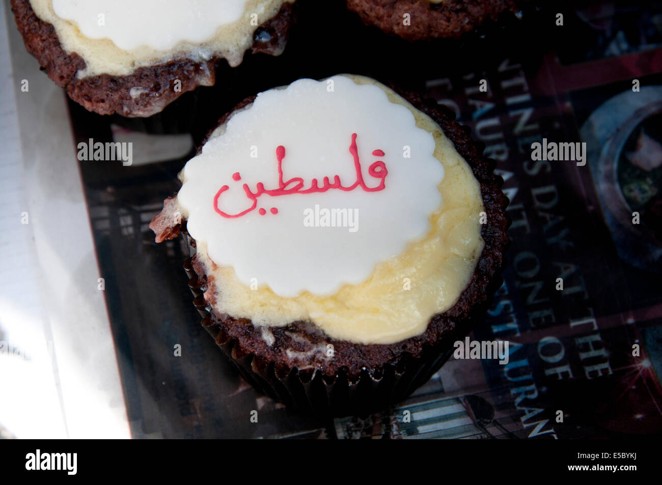 Manifestation contre les bombardements israéliens de Gaza, 26.07.2014. Cupcakes avec le mot "Palestine" en cerise vendue à recueillir de l'argent Banque D'Images