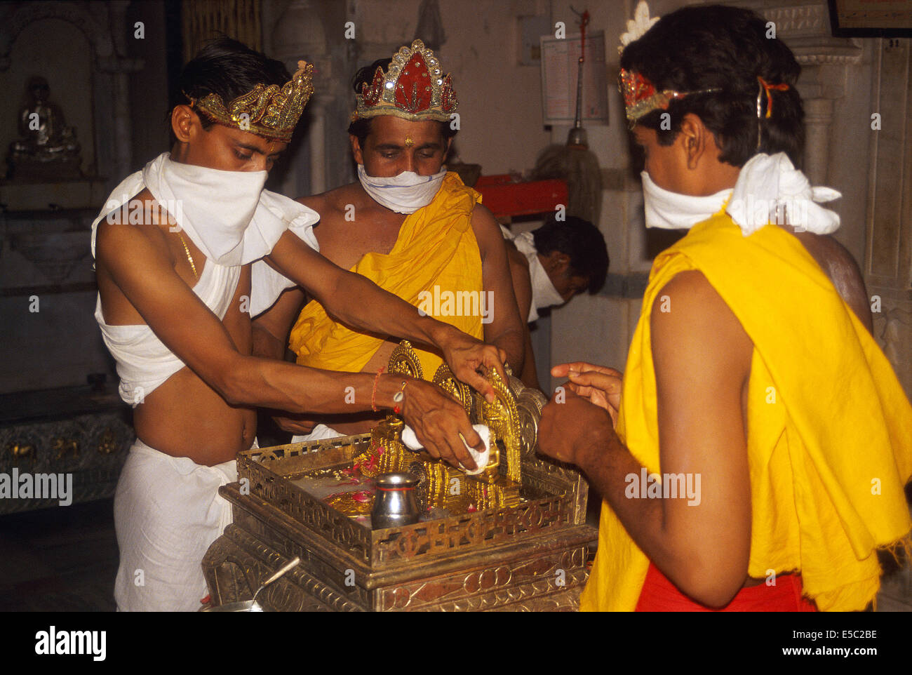 Les hommes d'adorer une idole jaïn dans un temple (Inde) Banque D'Images