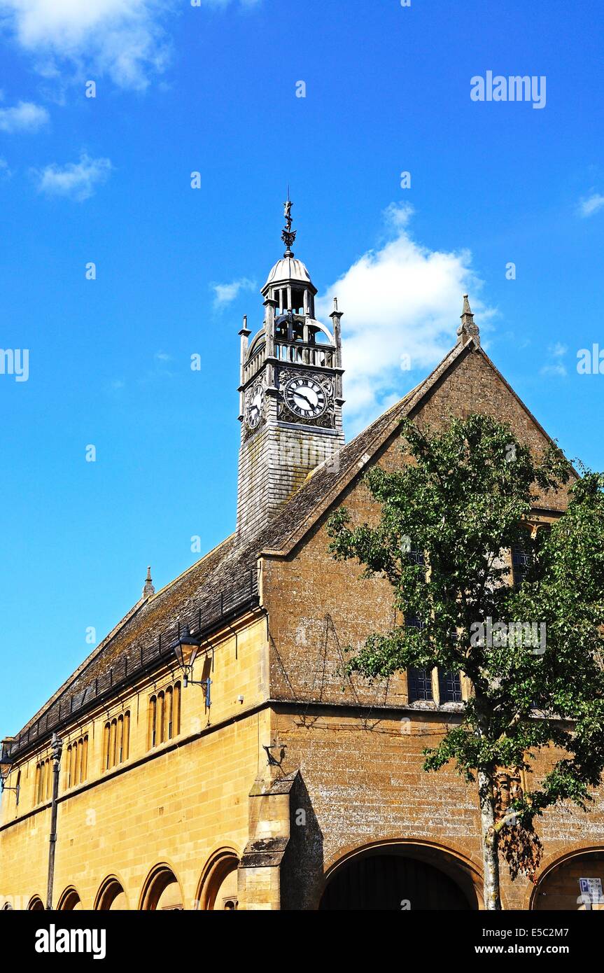 Le Redesdale Hall avec sa tour de l'horloge décorative, Moreton-in-Marsh, Cotswolds, Gloucestershire, Angleterre, Royaume-Uni, Europe de l'Ouest. Banque D'Images