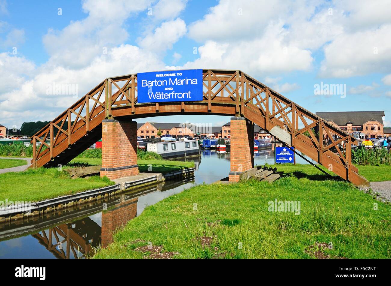 Passerelle avec panneau de bienvenue donnant dans le bassin du canal, Barton Marina, Barton-under-Needwood, Staffordshire, Angleterre, Royaume-Uni. Banque D'Images