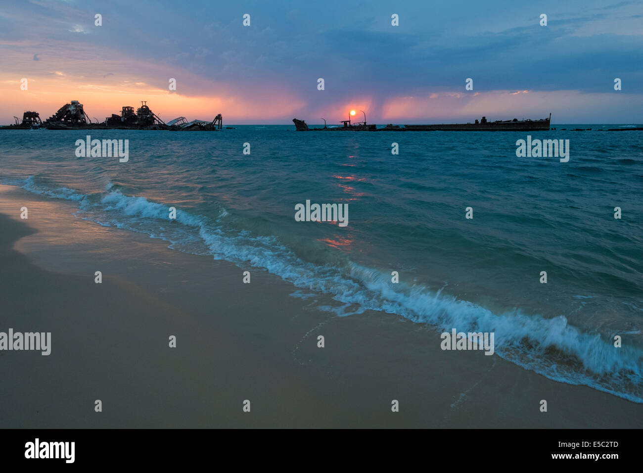 Coucher du soleil à Tangalooma épaves, l'île Moreton Banque D'Images