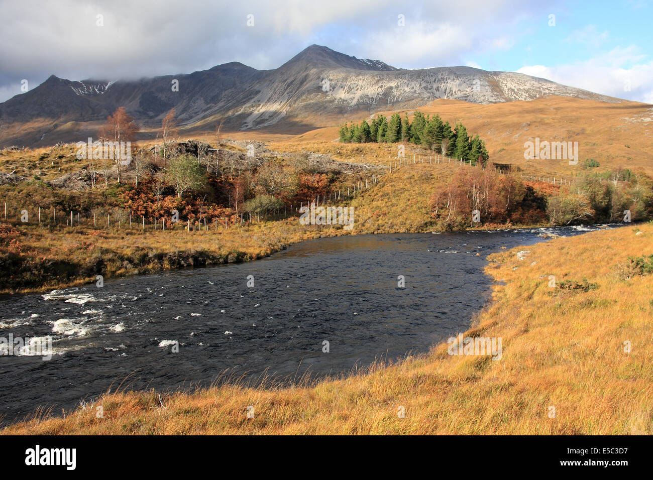 Munro Beinn Eighe et rivière dans Torridon, Ecosse Banque D'Images