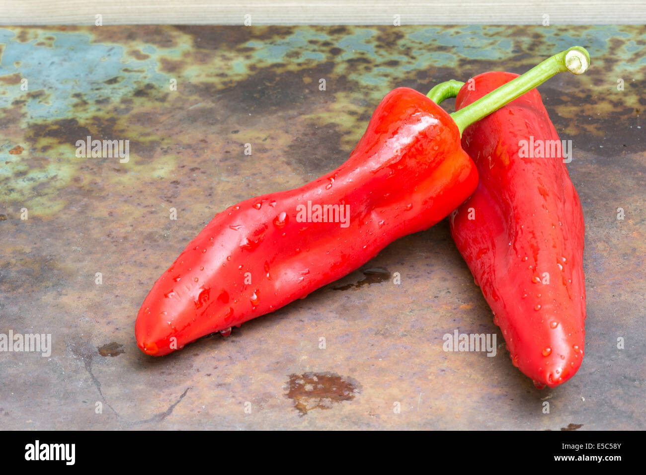 Deux poivrons rouges frais Banque D'Images