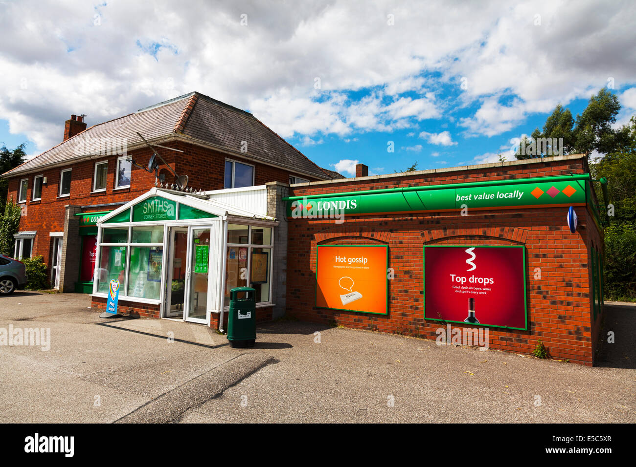 Supermarché Londis épicerie store se connecter entrée avant la façade de l'immeuble Manby Lincolnshire Banque D'Images