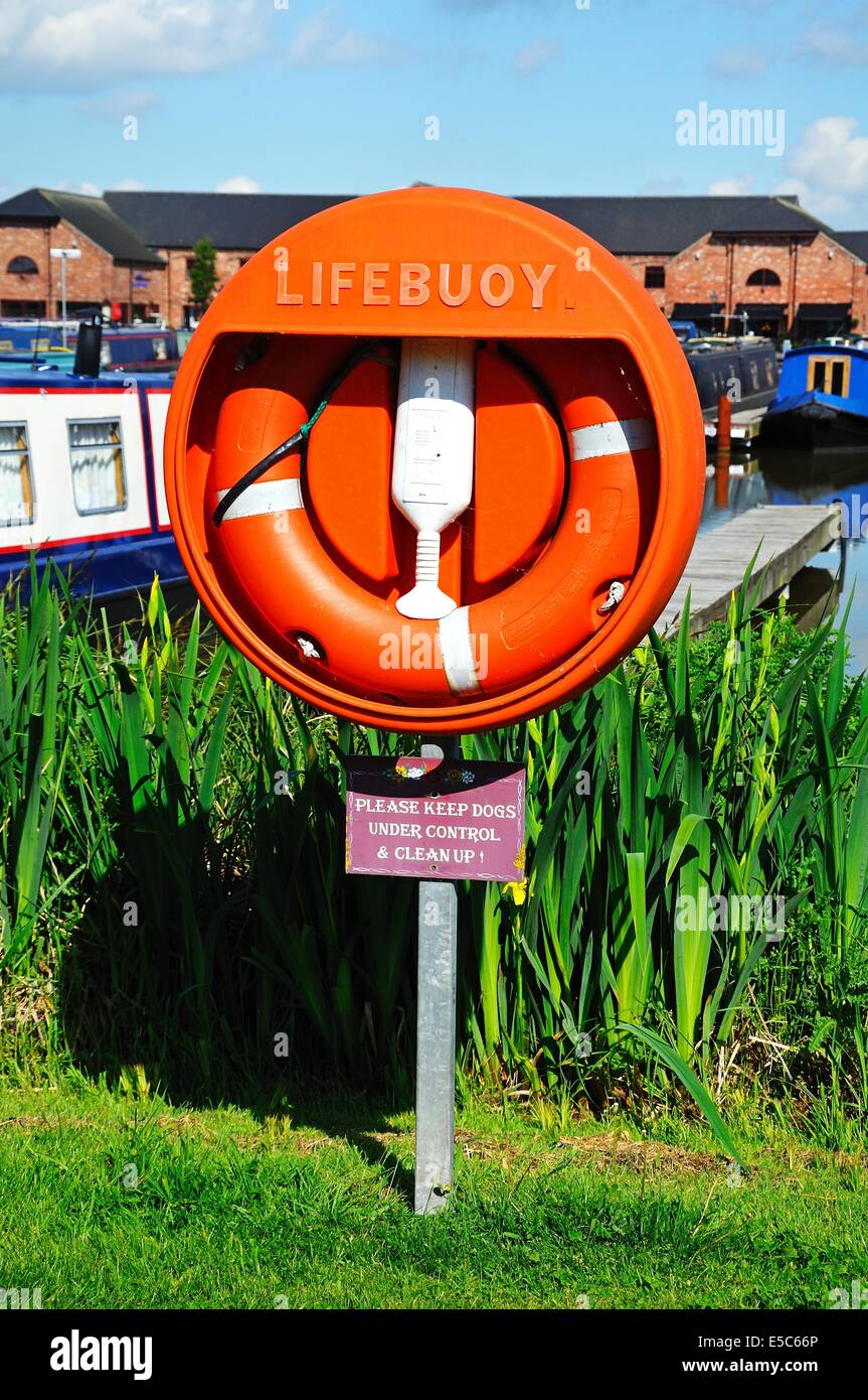 Bouée de sauvetage avec à l'arrière narrowboats amarrés dans le bassin du canal, Barton Marina, Barton-under-Needwood, Staffordshire, Angleterre. Banque D'Images