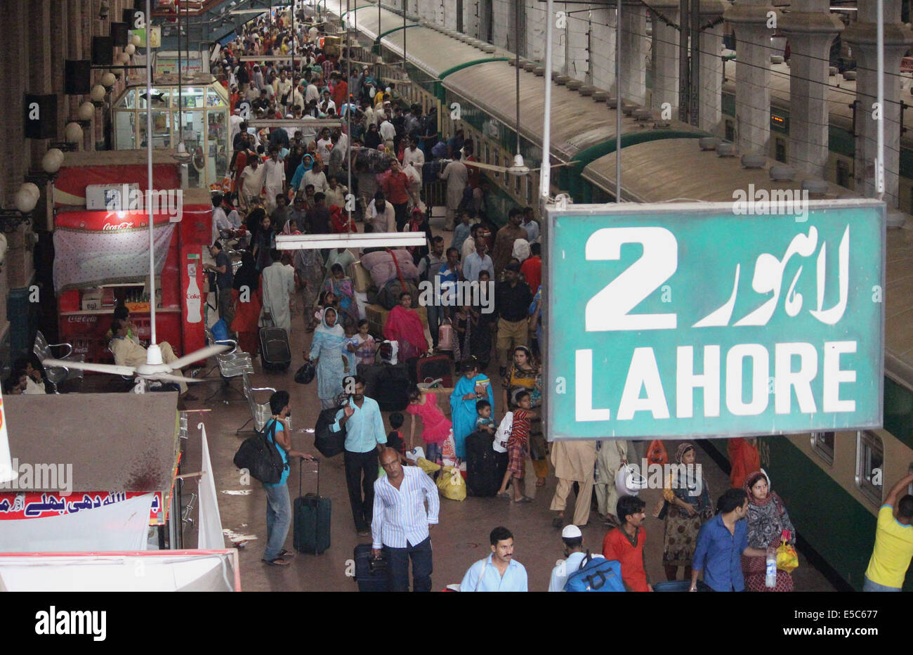 Lahore, Pakistan. 27 juillet, 2014. Un grand nombre de passagers à bord du train en gare de chemin de Lahore, Pakistan. La foule de gens à la gare pour la prochaine fête religieuse de Eidul Fitr, à leur ville, qui a commencé après la fin de mois de jeûne saint Ramazan ul Moubarak. Credit : Rana Sajid Hussain/Pacific Press/Alamy Live News Banque D'Images