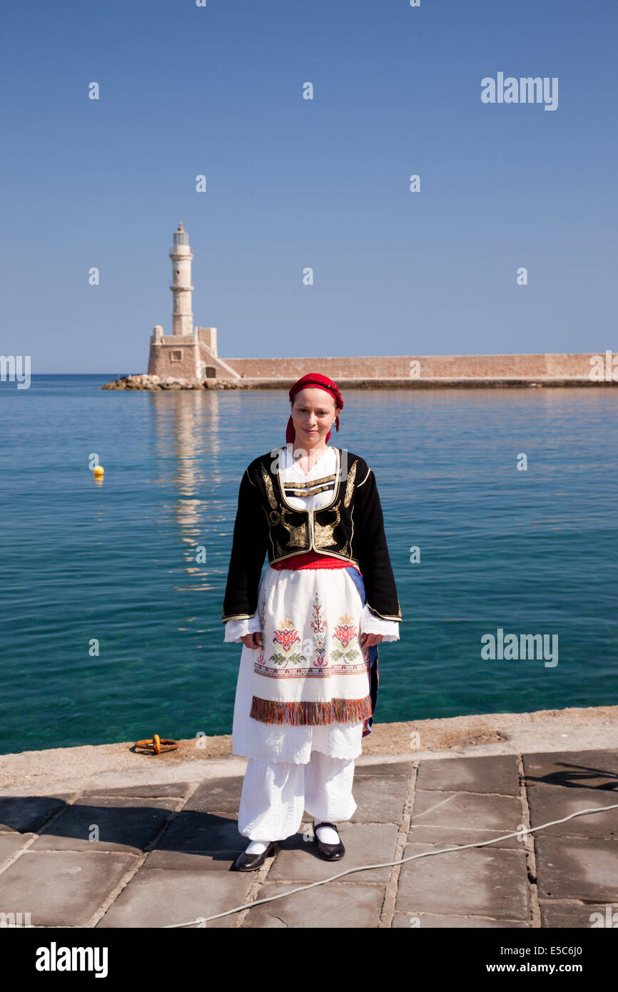 Danseuse grecque traditionnelle crétoise, port de la Canée, Crète, Grèce Banque D'Images