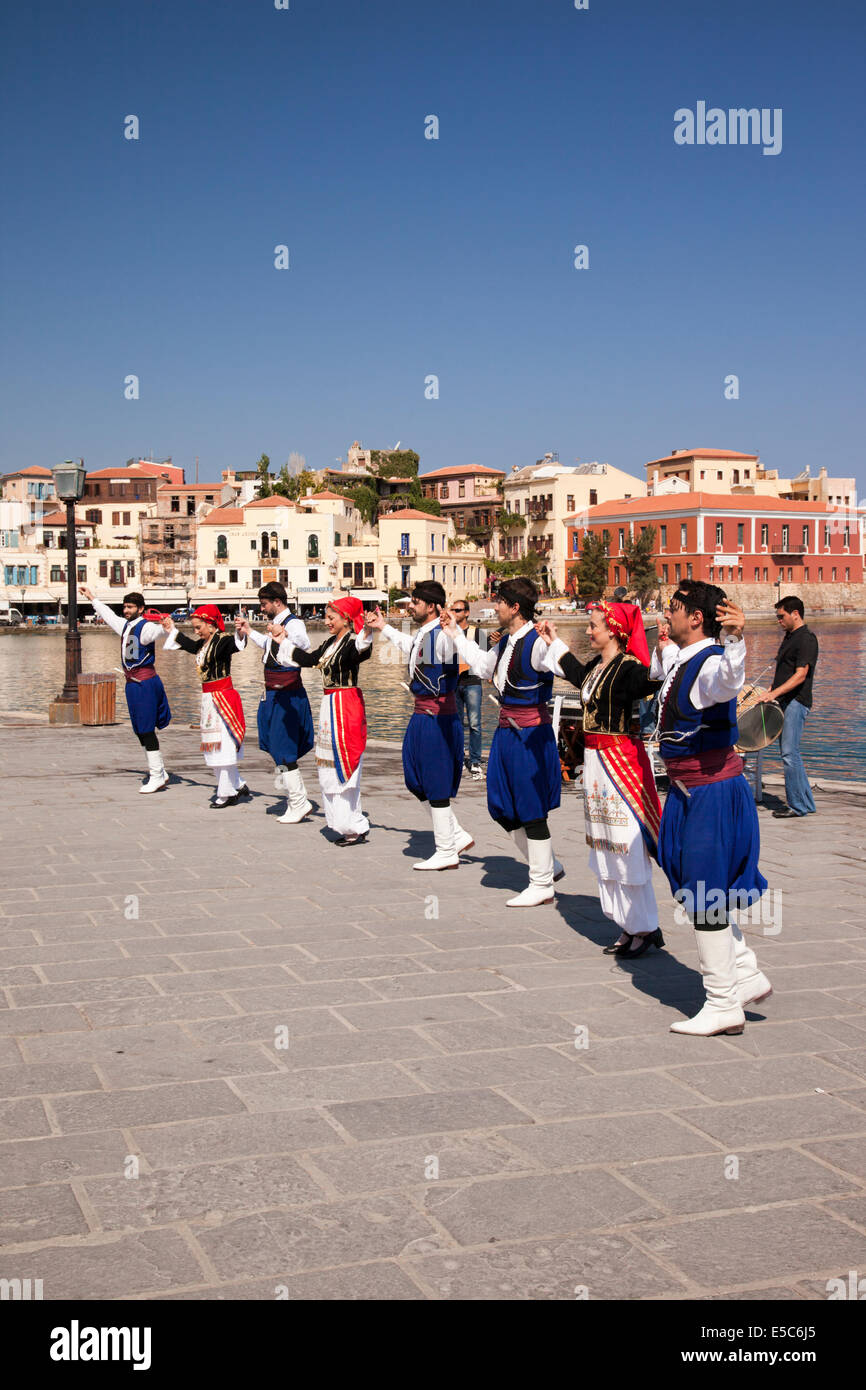 Danseurs Traditionnels Grecs Crétois, Port De La Canée, Crète, Grèce Banque D'Images