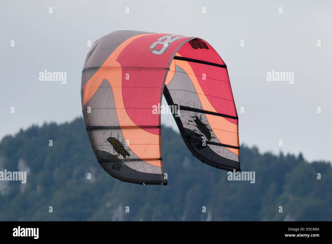 Lac DE SANTA CROCE, ITALIE - 13 juillet : voile de kitesurf sur le lac de Santa Croce, Castelfranco Veneto, Padova, Italie Banque D'Images