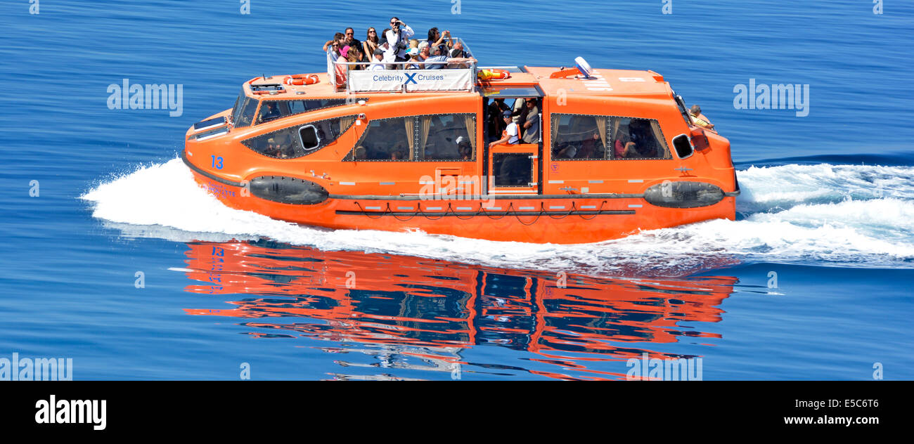 Offres de sauvetage et les passagers des navires de croisière étant transporté entre ancrage off-shore vers quayside (aucun nom version  = E5KA8G) Banque D'Images