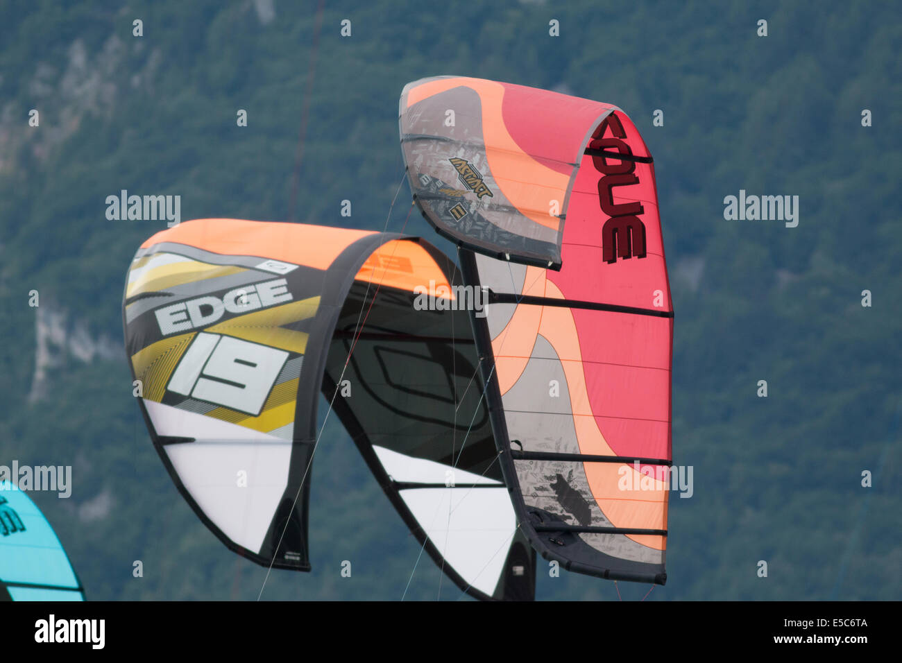 Lac DE SANTA CROCE, ITALIE - 13 juillet : voile de kitesurf sur le lac de Santa Croce, Castelfranco Veneto, Padova, Italie Banque D'Images