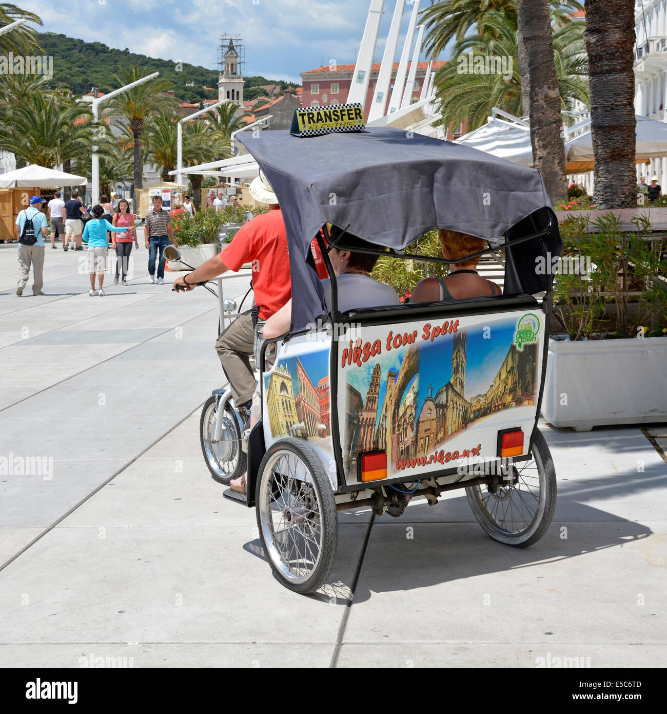 Couple riding dans un pousse-pousse le long de la promenade du bord de mer dans le centre-ville de Split sur une visite guidée Banque D'Images