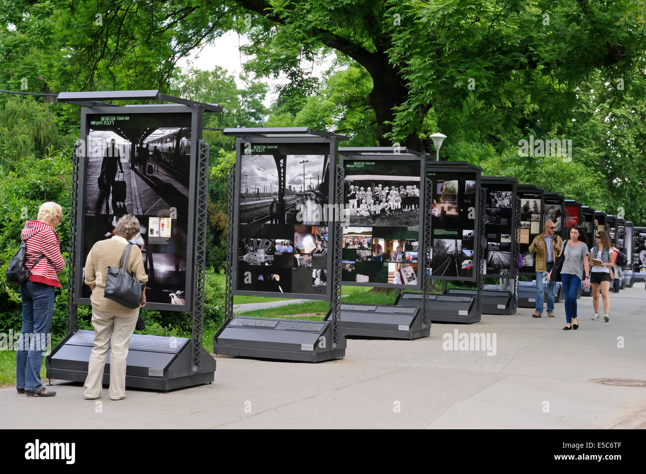 Vieilles photos noir et blanc exposition dans un parc près de pont Charles, Prague, République tchèque. Banque D'Images
