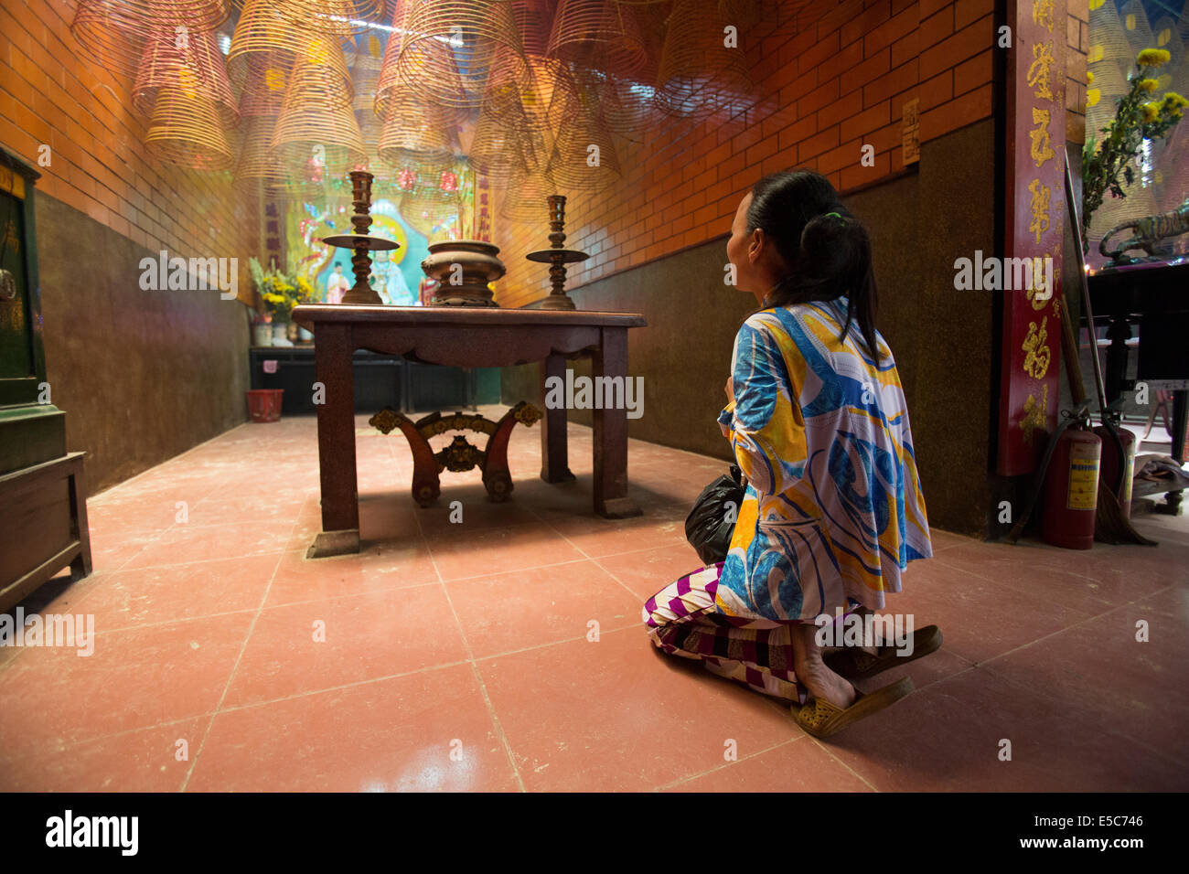 Femme en prière dans la Pagode cantonais à Can Tho, Vietnam Banque D'Images