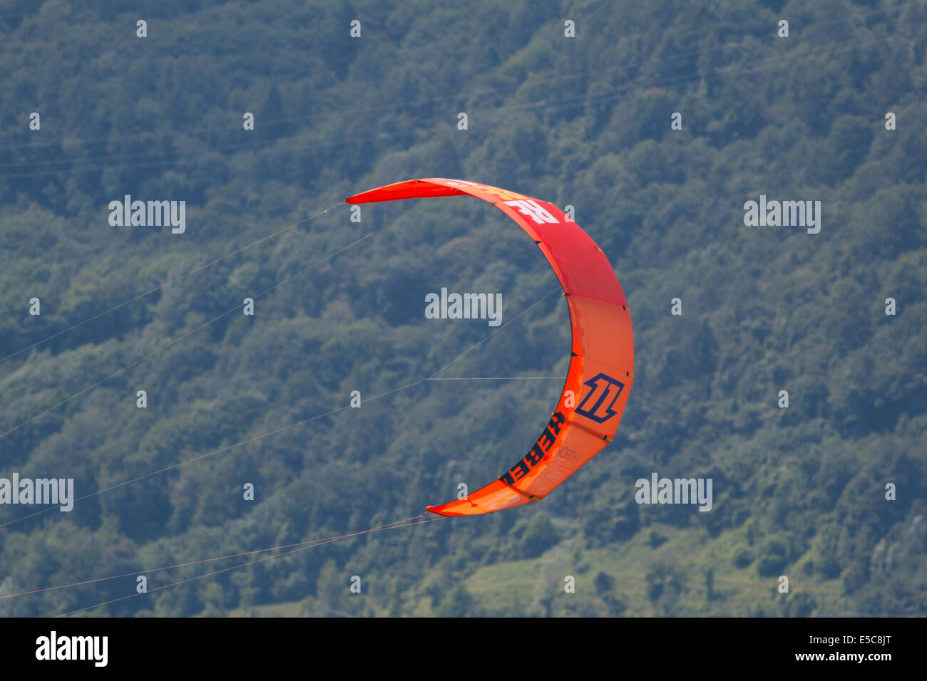 Lac DE SANTA CROCE, ITALIE - 13 juillet : voile de kitesurf sur le lac de Santa Croce, Castelfranco Veneto, Padova, Italie Banque D'Images