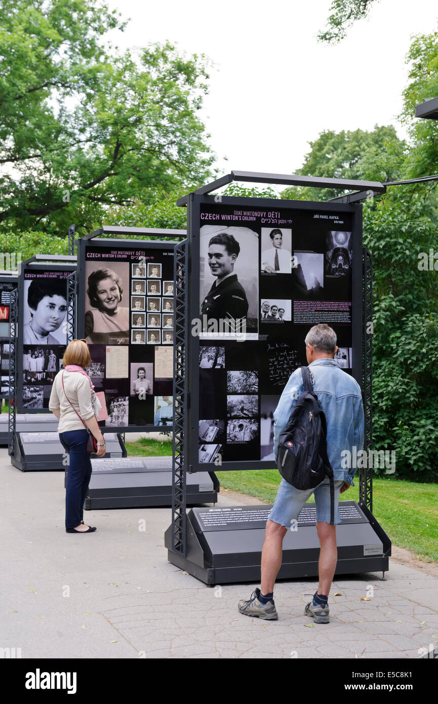 Vieilles photos noir et blanc exposition dans un parc près de pont Charles, Prague, République tchèque. Banque D'Images