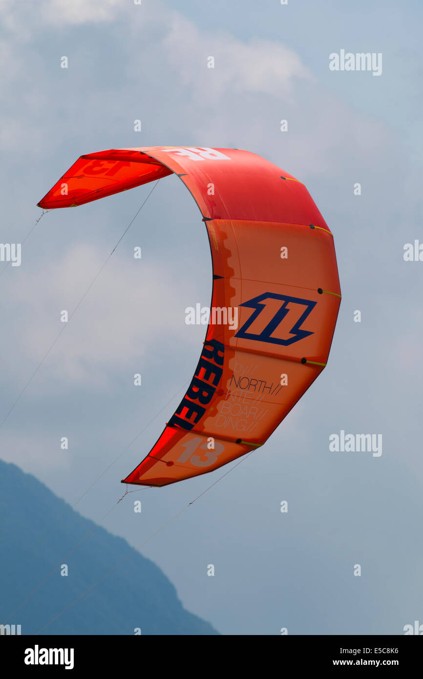 Lac DE SANTA CROCE, ITALIE - 13 juillet : voile de kitesurf sur le lac de Santa Croce, Castelfranco Veneto, Padova, Italie Banque D'Images