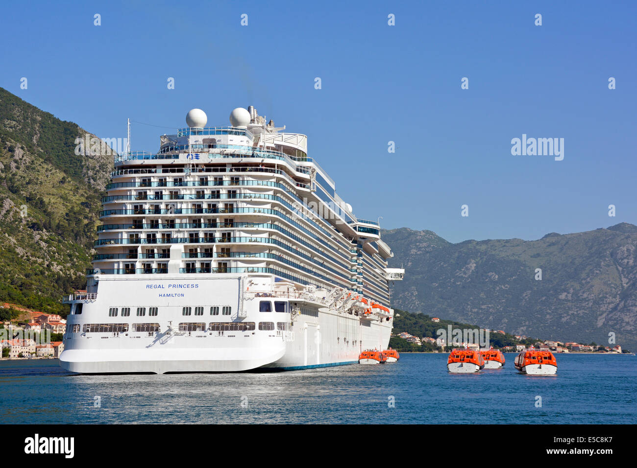 Le paquebot Regal Princess près de Kotor Town bateaux de sauvetage offre aux passagers de ferry pour la baie de jetée de Kotor Adriatique Sea Montenegro Banque D'Images