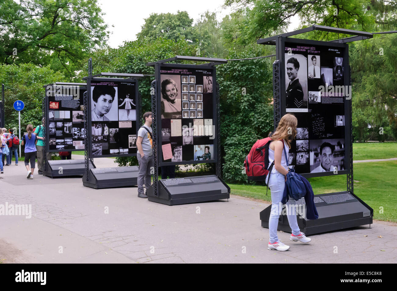 Vieilles photos noir et blanc exposition dans un parc près de pont Charles, Prague, République tchèque. Banque D'Images