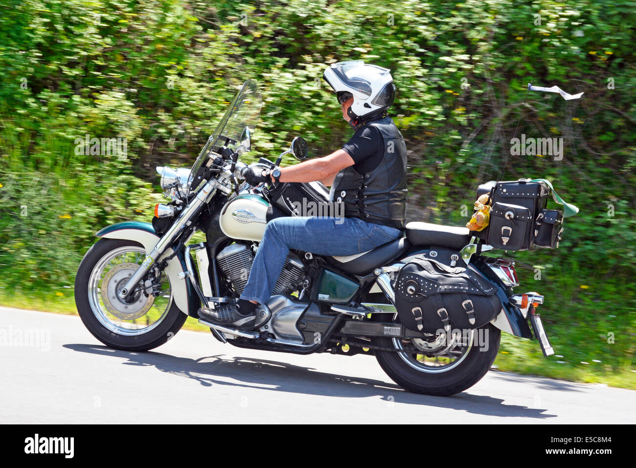 Homme roulant seul sur moto Honda moto sur la route montante de Kotor dans le parc national de Lovćen habillé Casual & Crash casque Kotor Montenegro Banque D'Images