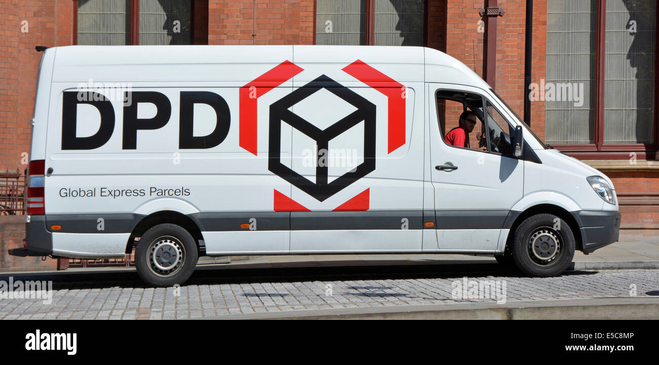 DPD Dynamic Parcel distribution est une entreprise détenue par la filiale GeoPost de la poste française de livraison de colis par messagerie et chauffeur Chelmsford Essex UK Banque D'Images