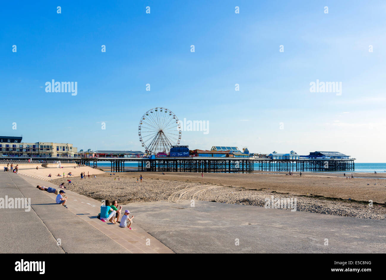 Plage et Central Pier en fin d'après-midi, le Golden Mile, Blackpool, Lancashire, UK Banque D'Images