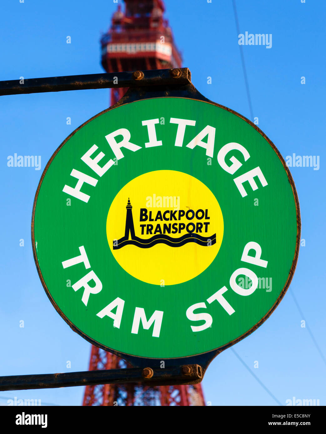 Arrêt de tramway sur la promenade en face de la tour de Blackpool, le Golden Mile, Blackpool, Lancashire, UK Banque D'Images