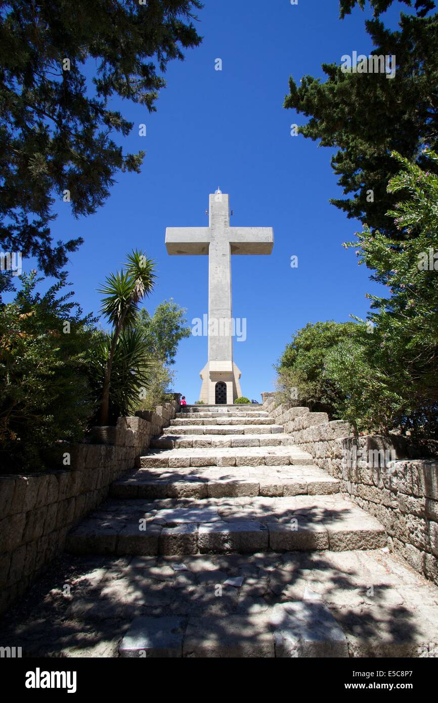 Grande croix sur la colline de Filerimos avec le ciel bleu derrière Banque D'Images