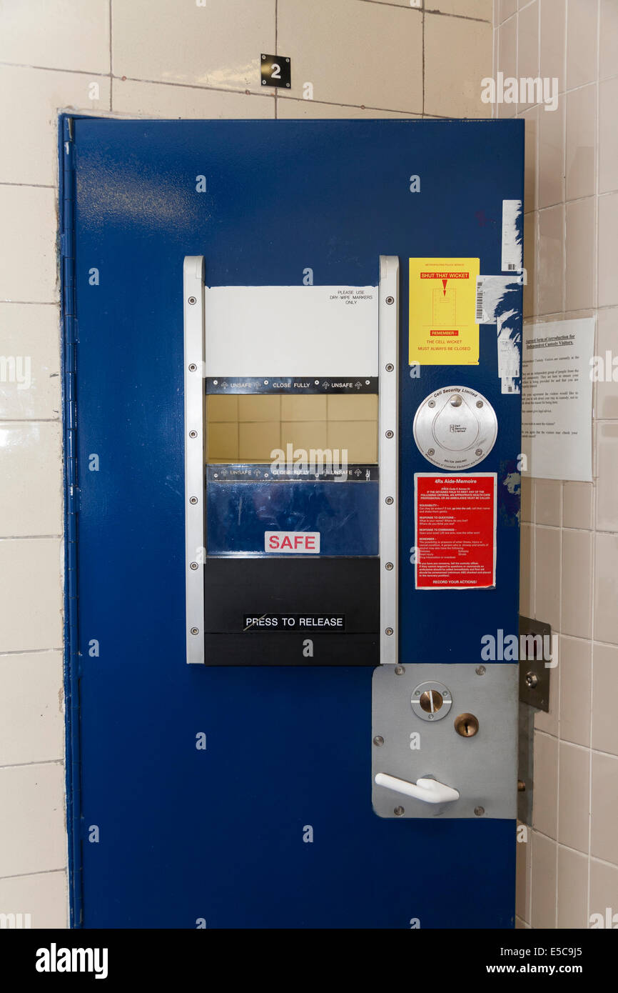 Prisonnier de la Police métropolitaine, porte de la cellule dans un poste de police garde suite / suites / cellules / cellules à Twickenham. London UK Banque D'Images