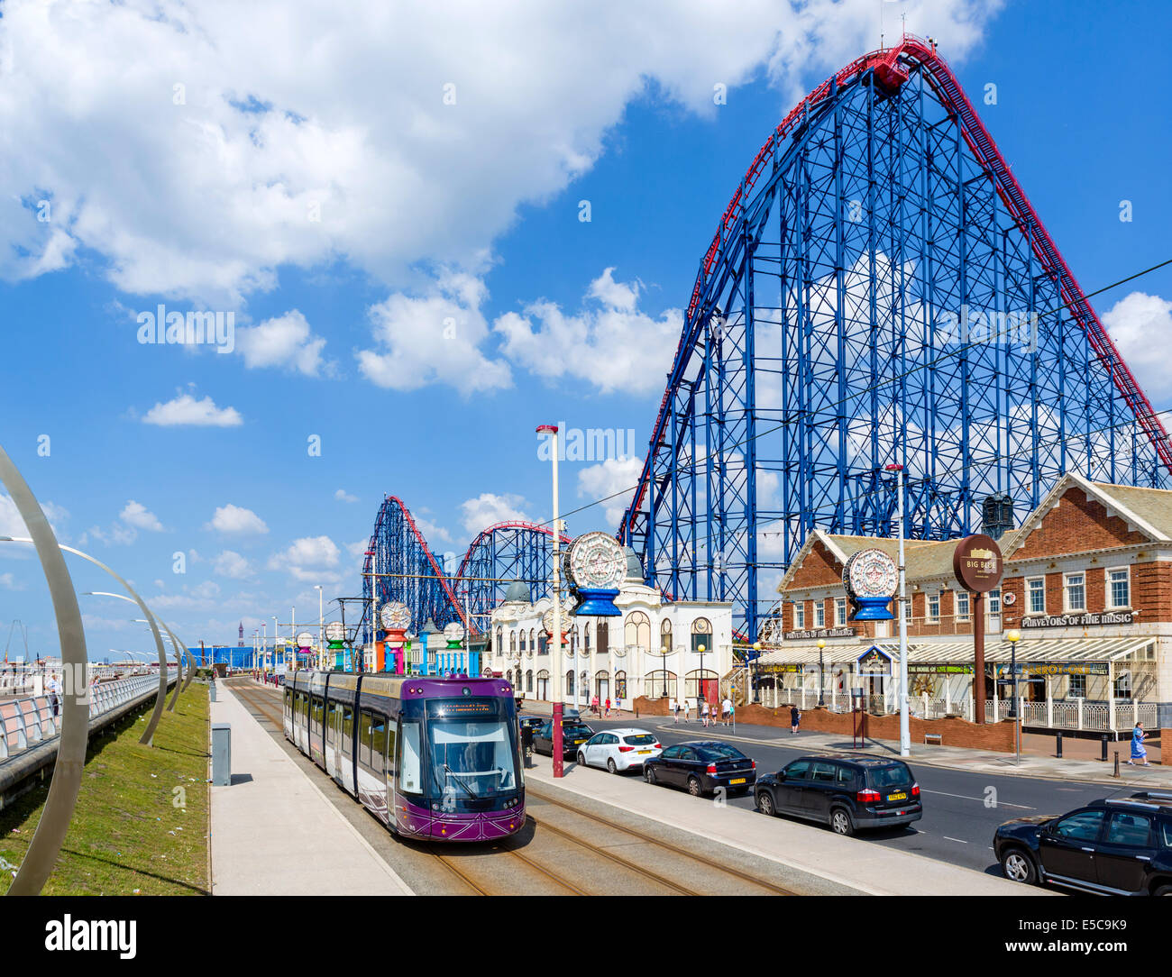 Le tram sur la promenade en face de la Grande Un roller-coaster au parc d'attractions Pleasure Beach, Blackpool, Lancashire, UK Banque D'Images