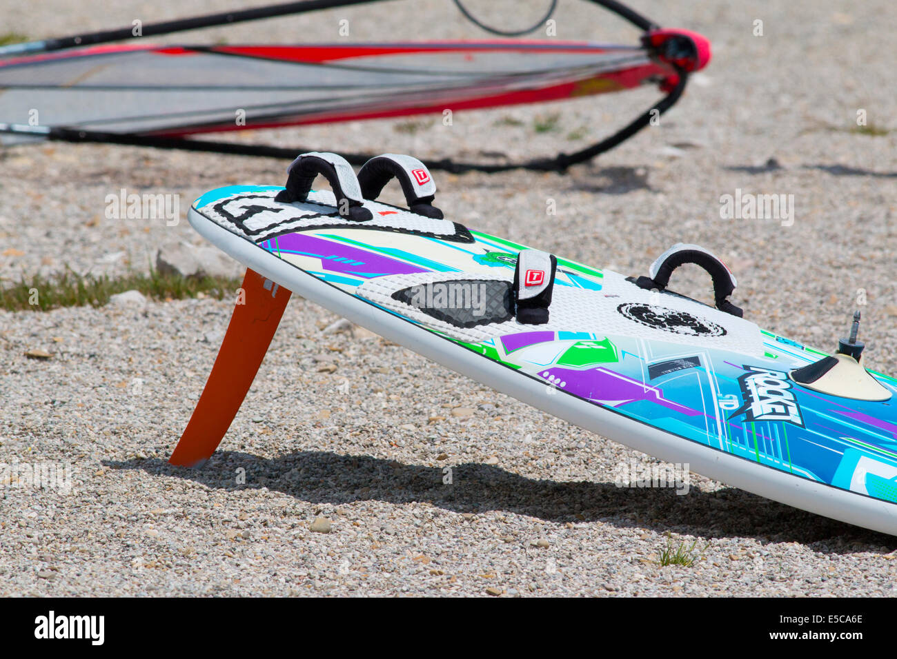 Lac DE SANTA CROCE, ITALIE - 13 juillet 2014 : Un kitesurfboard dans la plage LAC DE SANTA CROCE Banque D'Images
