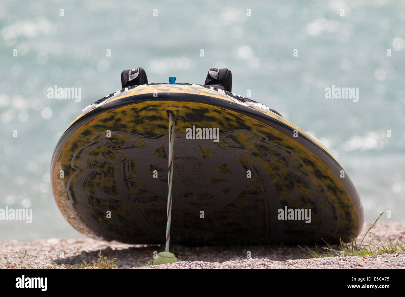 Lac DE SANTA CROCE, ITALIE - 13 juillet 2014 : Un kitesurfboard dans la plage LAC DE SANTA CROCE Banque D'Images