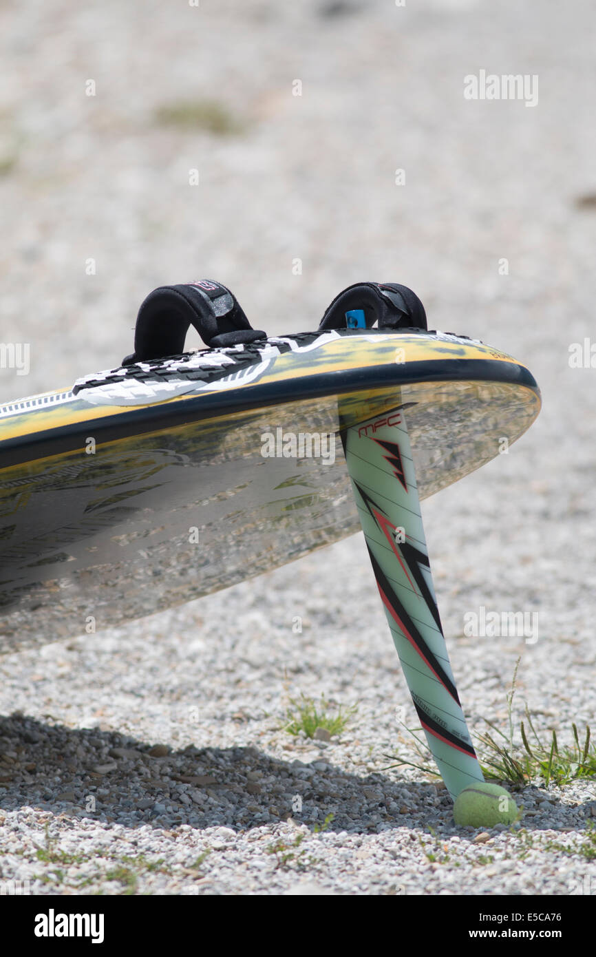 Lac DE SANTA CROCE, ITALIE - 13 juillet 2014 : Un kitesurfboard dans la plage LAC DE SANTA CROCE Banque D'Images