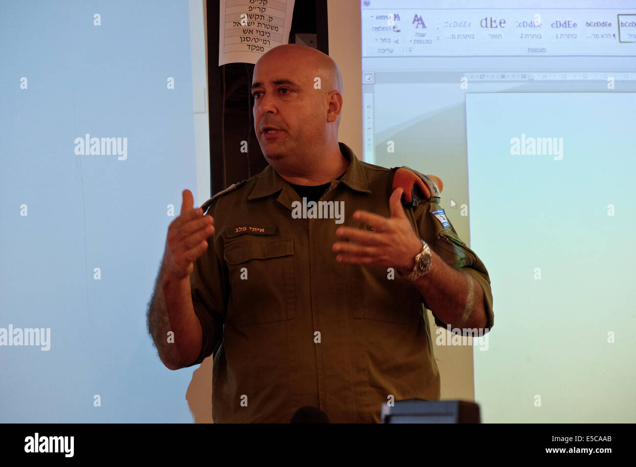 Jérusalem, Israël. 27 juillet, 2014. Le colonel (Res.) ITAI PELEG commande la commande Home Front Lakis AC District à Ashkelon responsable d'un salon avec une population de plus de 600 000. Dans les vingt jours de l'opération 680 Bord de protection ont été tirés par fusée le Hamas à Gaza Des civils israéliens dans ce district. Credit : Alon Nir/Alamy Live News Banque D'Images