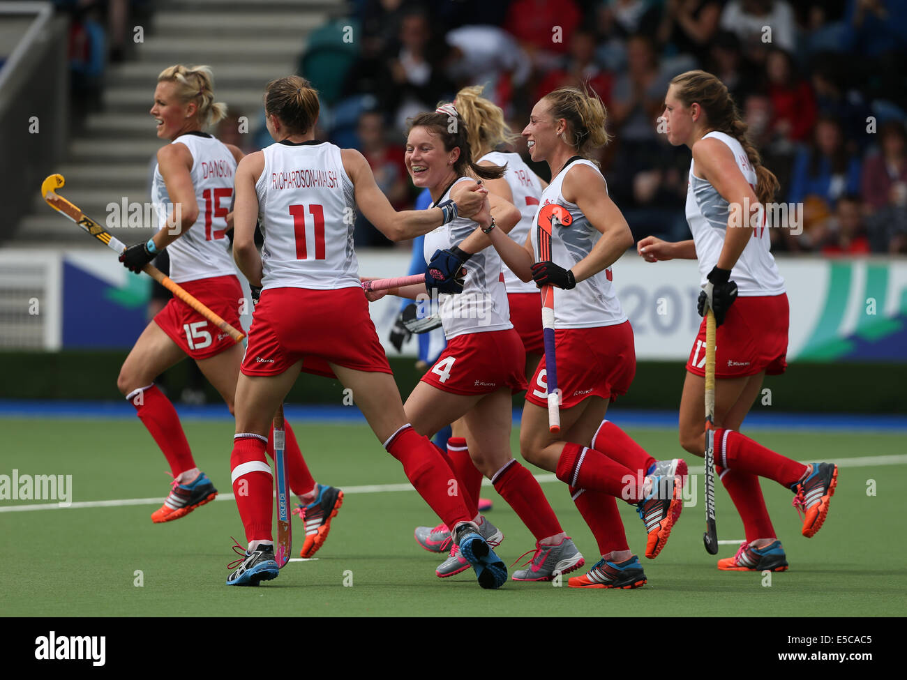 Les joueurs de l'Angleterre Angleterre CÉLÉBRER V MALAISIE GLASGOW CENTRE GLASGOW ECOSSE HOCKEY 27 Juillet 2014 Banque D'Images