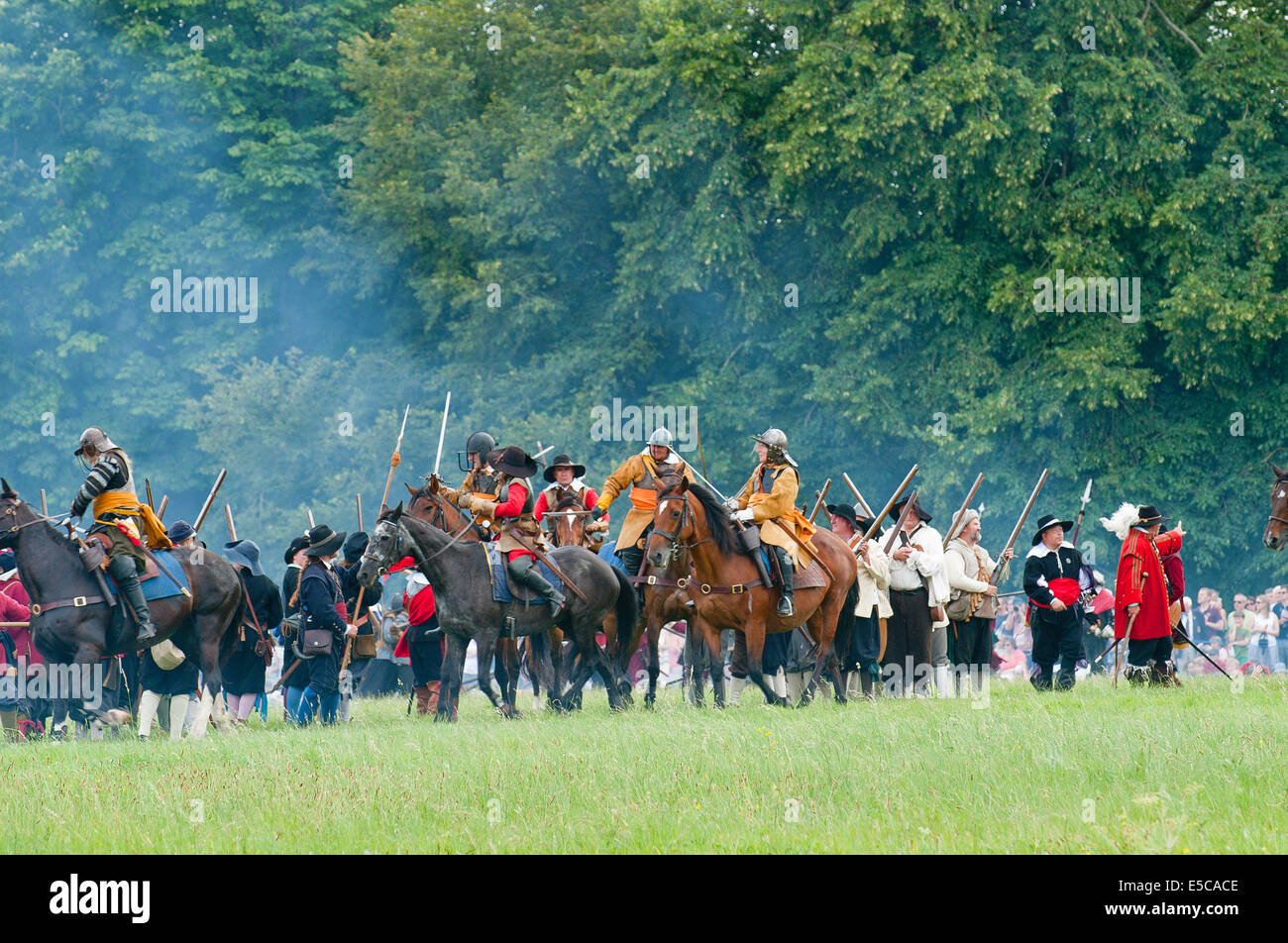 Marlborough, Royaume-Uni. 27 juillet 2014. La guerre civile anglaise Society adopter de nouveau la bataille de Marlborough sur la commune. Credit : Graham M. Lawrence/Alamy Live News. Banque D'Images