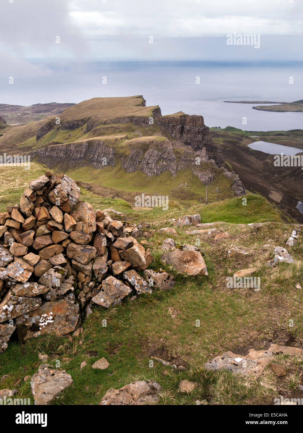 Cairn au sommet de meall na suiramach et trotternish Ridge Mountains, flodigarry, quiraing, Isle of Skye, Scotland, UK Banque D'Images