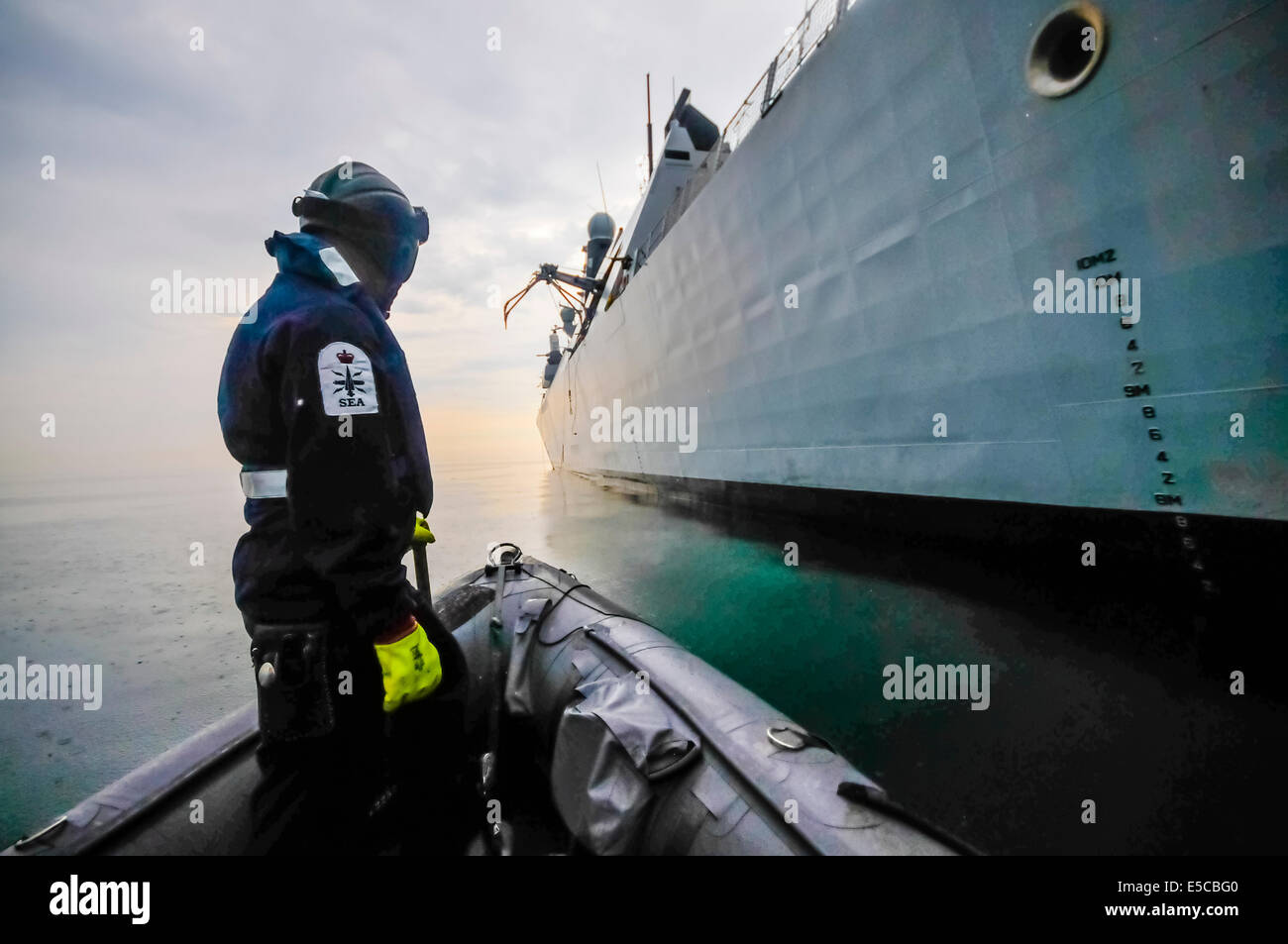 Belfast, Irlande du Nord. 26/07/2014 - Un marin de la Marine royale se trouve à la proue d'un Côte du Pacifique 28 à l'approche de HMS Duncan. Crédit : Stephen Barnes/Alamy Live News Banque D'Images