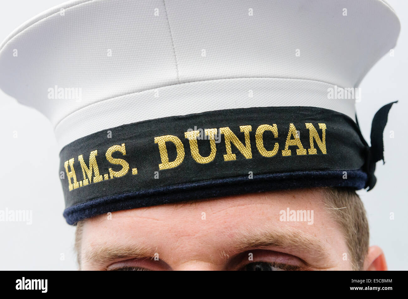 Belfast, Irlande du Nord. 26/07/2014 - Un marin portant un chapeau de l'HMS Duncan Crédit : Stephen Barnes/Alamy Live News Banque D'Images