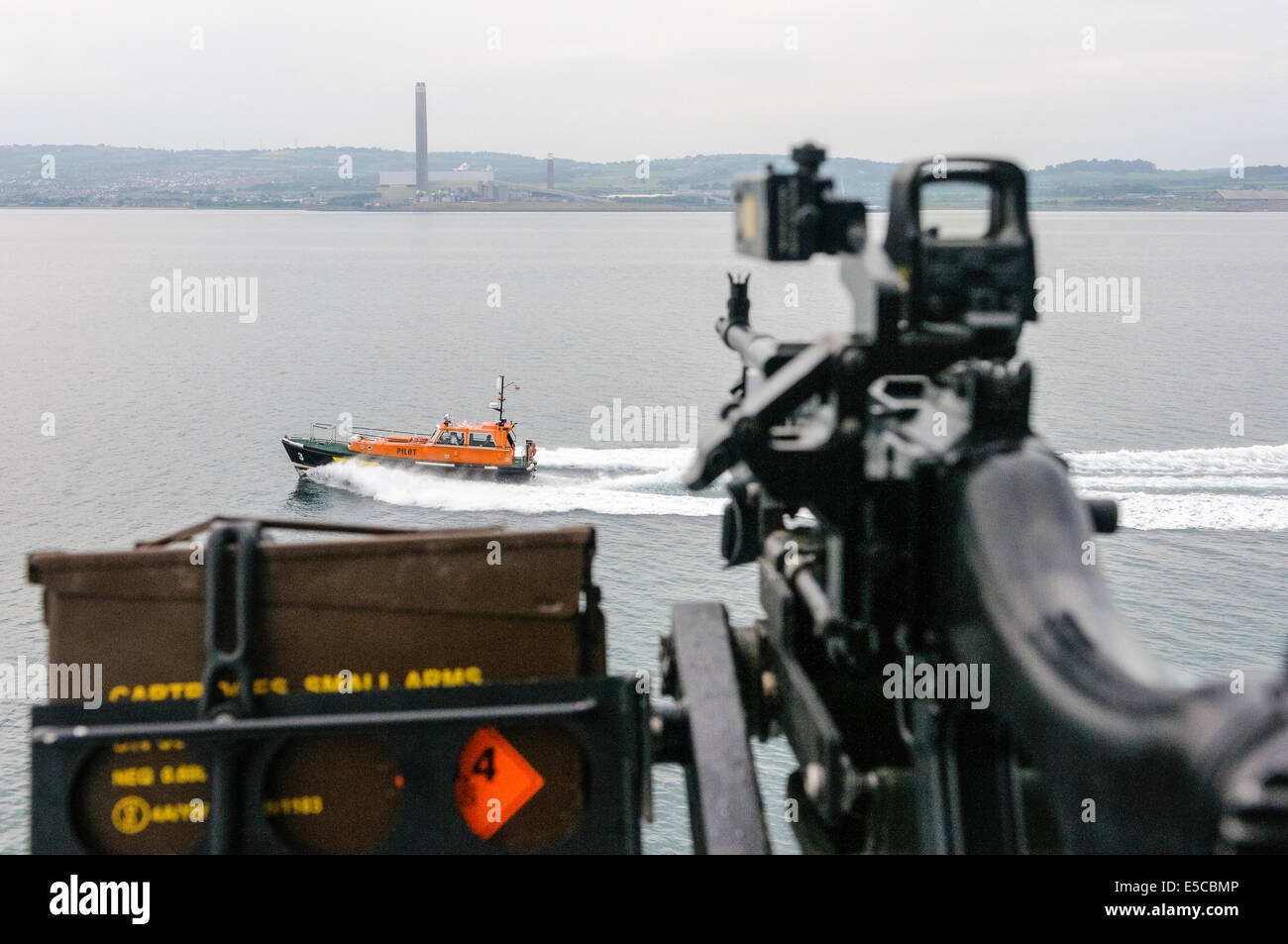 Belfast, Irlande du Nord. 26/07/2014 voiles de bateau-pilote de Belfast - le paysage d'une mitrailleuse (Général) MP avec boîte de munitions, monté sur la marine royale Type 45 destroyer HMS Duncan Crédit : Stephen Barnes/Alamy Live News Banque D'Images