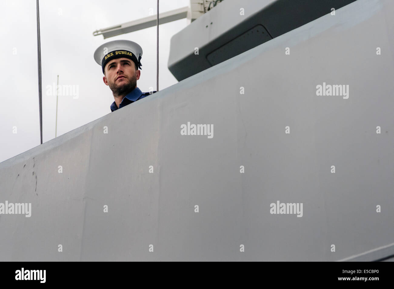 Belfast, Irlande du Nord. 26/07/2014 - Un marin ressemble à partir de la tourelle du type 45 destroyer HMS Duncan Crédit : Stephen Barnes/Alamy Live News Banque D'Images