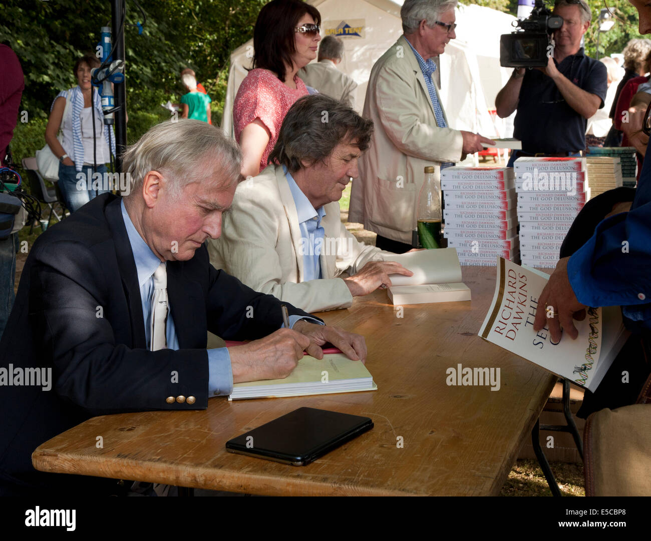 Holt, UK. 27 juillet, 2014. Le professeur Richard Dawkins et Lord Melvyn Bragg signent leurs livres à la Holt Festival à Norfolk England Crédit : Julie Mowbray/Alamy Live News Banque D'Images