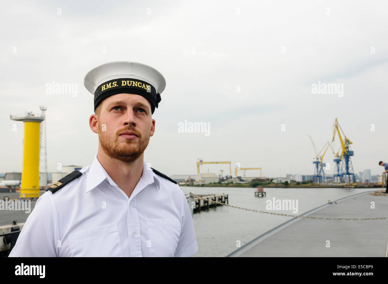 Belfast, Irlande du Nord. 26/07/2014 - Technicien en génie des armes à bord, Fox ingénieur Type 45 destroyer HMS Duncan, sur le pont principal, comme le navire arrive dans sa ville d'adoption de Belfast pour une visite de trois jours. Crédit : Stephen Barnes/Alamy Live News Banque D'Images