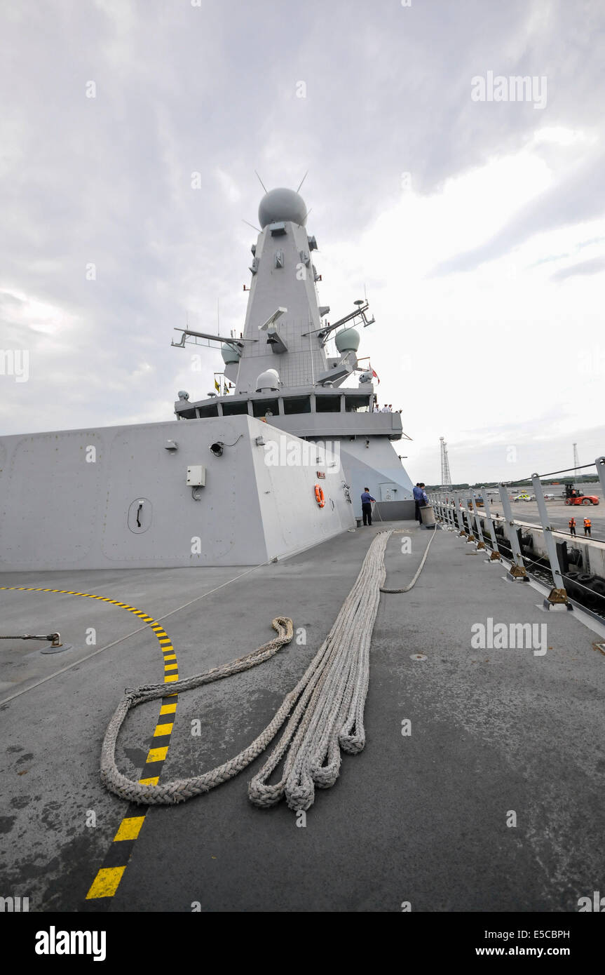 Belfast, Irlande du Nord. 26/07/2014 - Main corde d'amarrage disposés sur le pont du destroyer HMS Duncan Type 45, comme elle arrive dans sa ville d'adoption de Belfast pour une visite de trois jours. Crédit : Stephen Barnes/Alamy Live News Banque D'Images