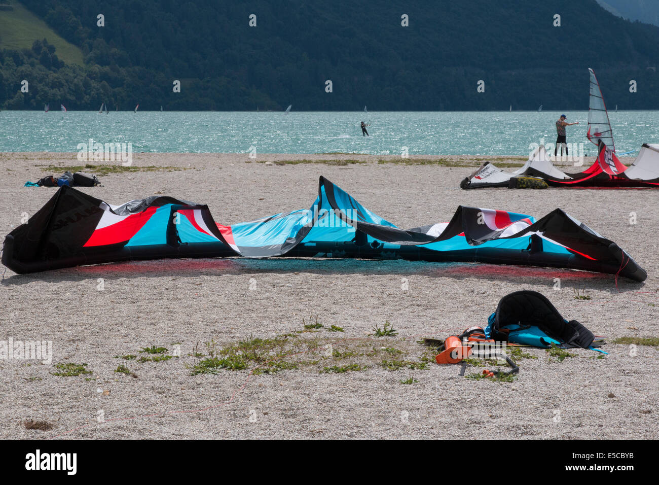 Lac DE SANTA CROCE, ITALIE - 13 juillet 2014 : un cerf-volant est posé sur une plage, dans le lac de Santa Croce Banque D'Images