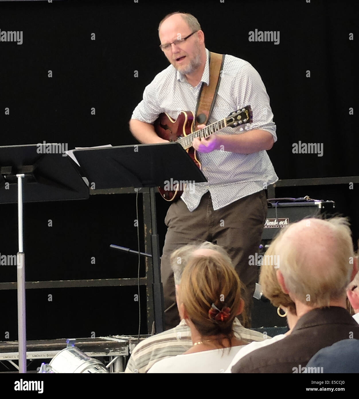 Le 27 juillet 2014 Manchester Festival World respecté guitariste Mike Walker de divertir un public sur le territoire d'accueil à Manchester Le Richarard Trio Paradis Iles -Bugle Mike Walker - guitare Les Chisnall - Crédit d'RowlandJones AlamyLiveNews/piano Banque D'Images