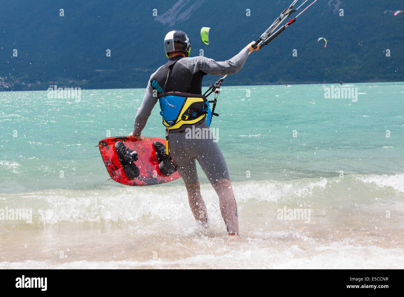Lac DE SANTA CROCE, ITALIE - 13 juillet 2014 : Kitesurfer lance son cerf-volant dans le lac de Santa Croce Banque D'Images