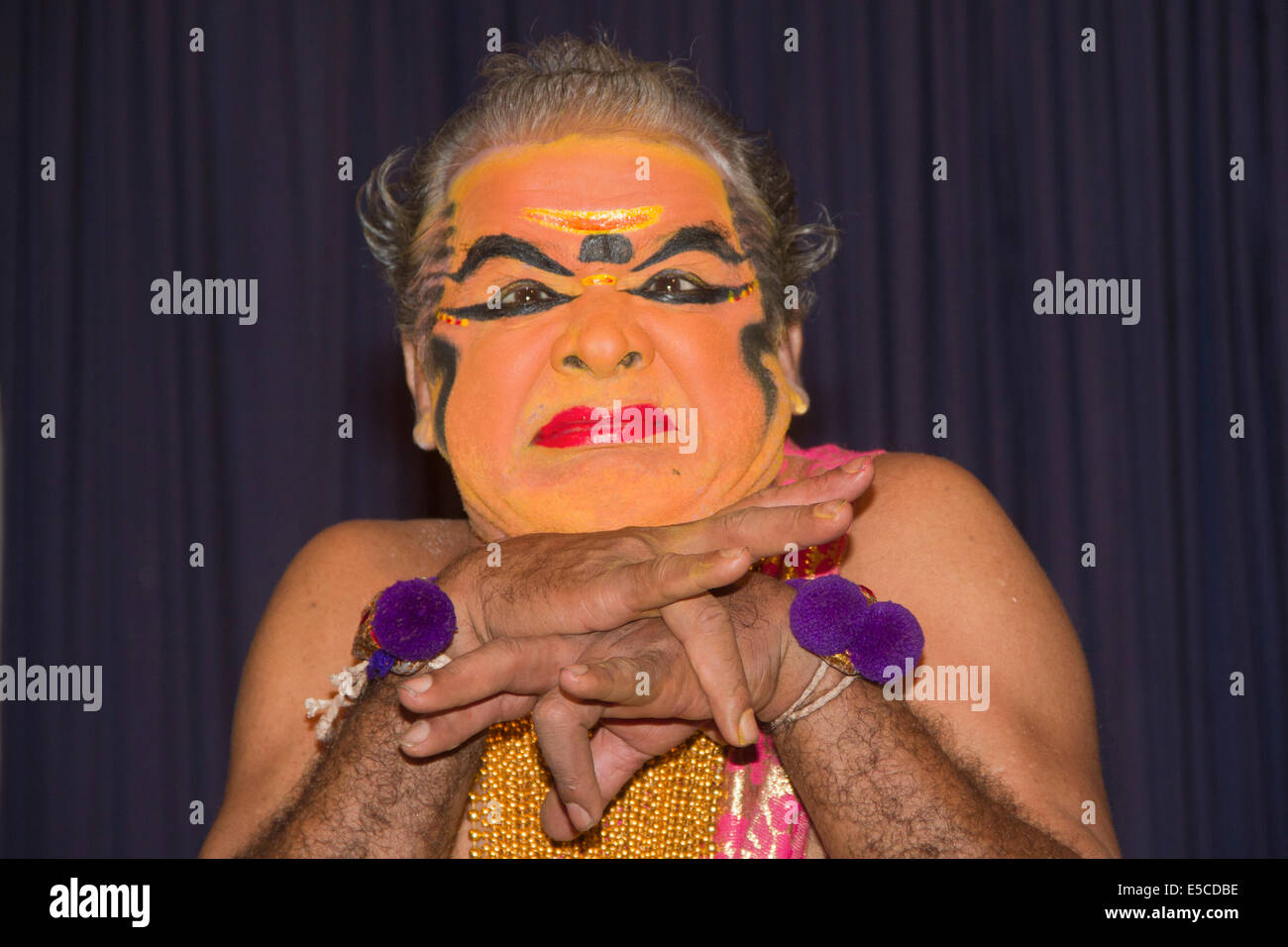 Acteur de Kathakali, danse classique du Kerala-théâtre, porte maquille, dans ce cas en tant que femmes et n'utilise que des gestes de la main et Banque D'Images